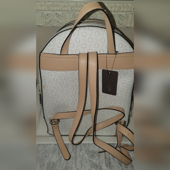 GUESS - Picture 5 of 10